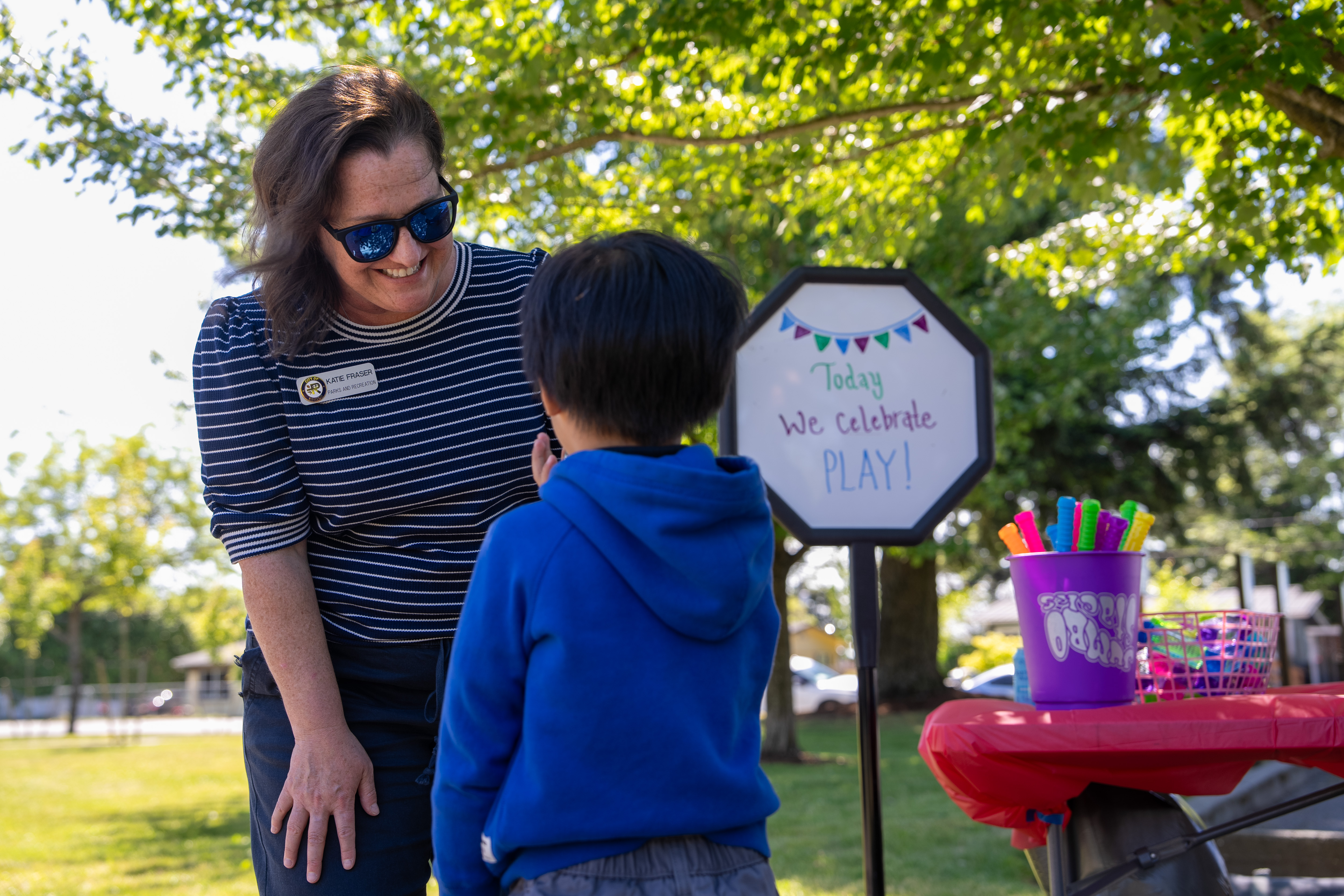 Parks-and-Recreation-staff-member-talking-to-a-kid-at-a-booth.jpg