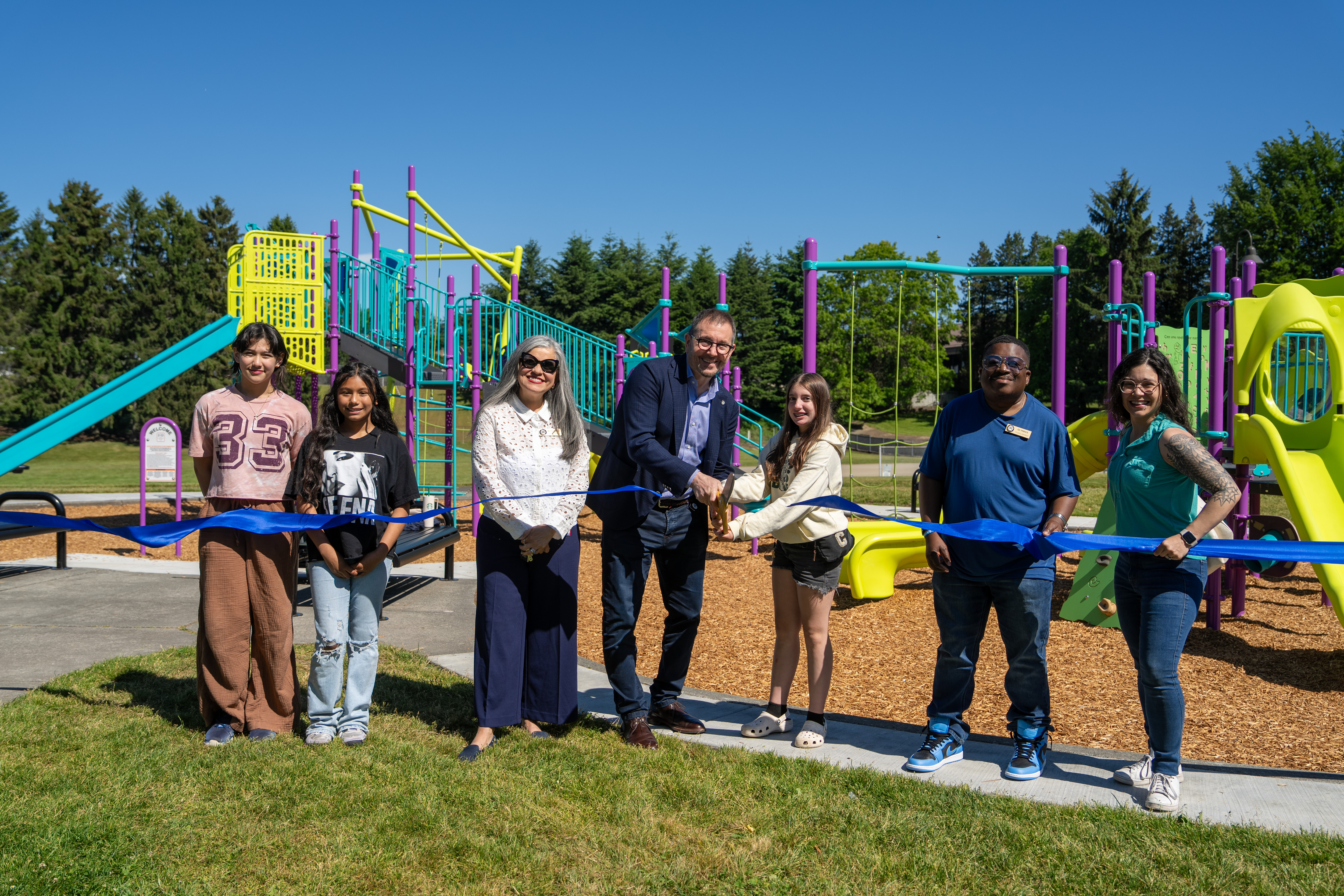 Ribbon-cutting-group-photo-at-Highlands-Park-May-2026.jpg