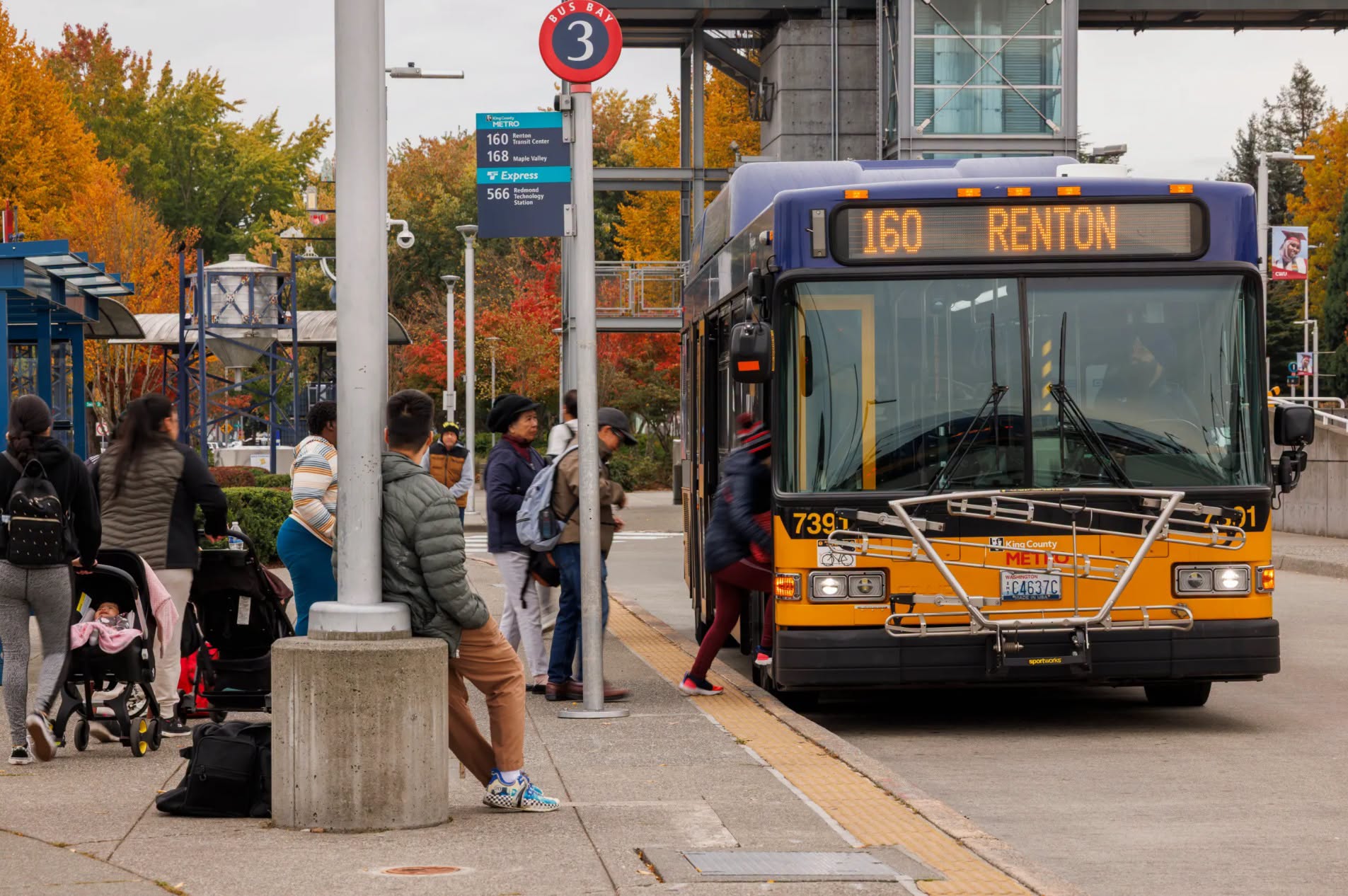 King-County-Metro-bus-in-Renton.jpg