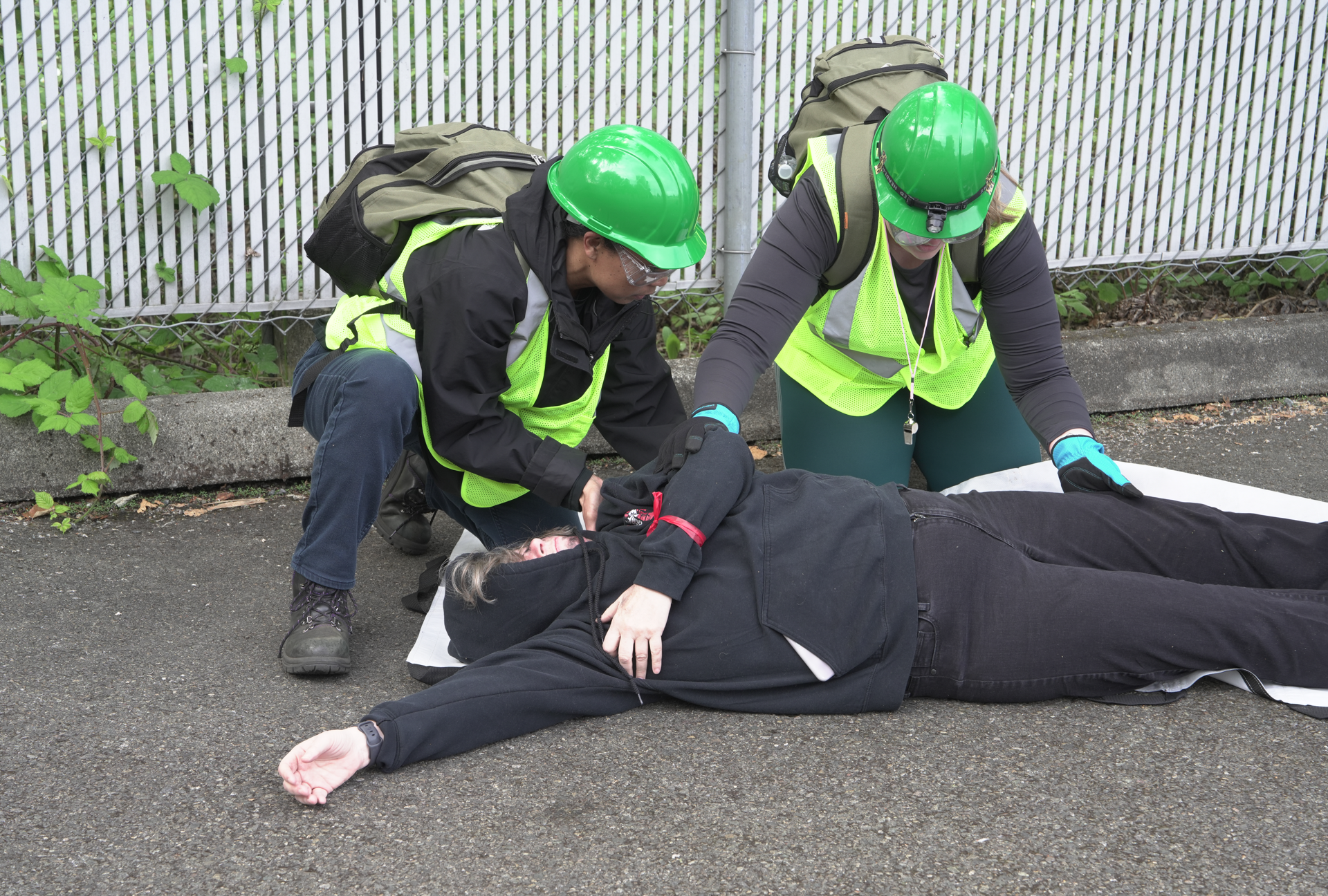 2026-09-16 Emergency drill of CERT helping a volunteer acting injured